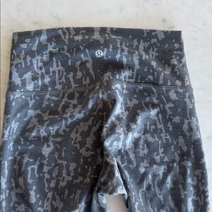 Lululemon Athletica size 6 Gray Camouflage Leggings camo lulu basically NEW